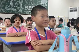 24岁烈士牺牲9年后，弟弟妹妹上学了！图片