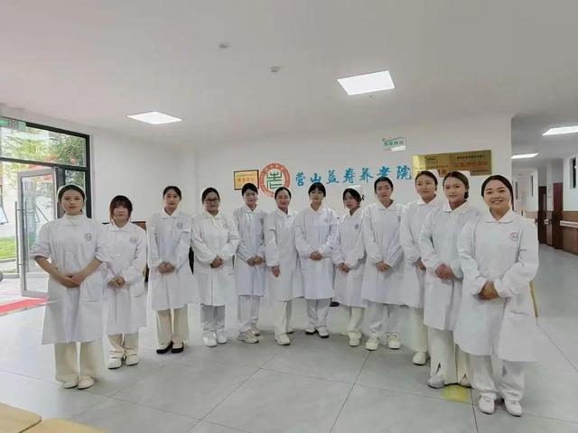 63岁老人在养老机构骨折，被捆床上治疗	，去世后发现院方请的医生无资质，当地：罚款400元