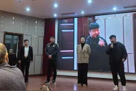 海牛西海岸红狮与球迷互赠礼物 答谢青岛市球迷协会支持图片
