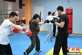 呼和浩特：青年夜校热 学员下班学技能图片