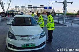 跑黑出租、网约车巡游揽客……青岛一天查获12起违法违规行为图片