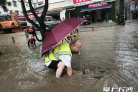 不间断抽水排水 保障群众出行安全 湘江新区全力筑牢防汛安全线图片