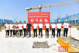 武汉高端测试设备研发及智能制造产业园一期项目封顶图片
