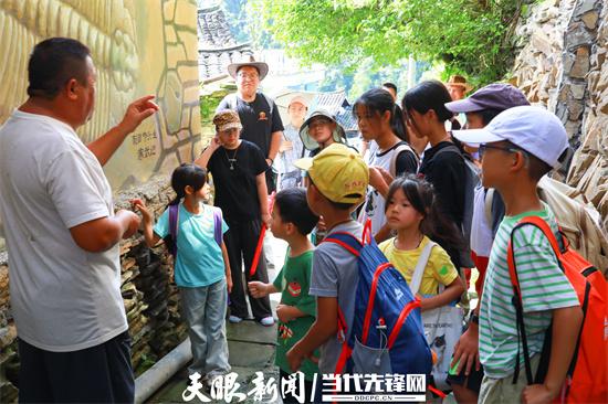 指尖触摸五亿年时光！剑河“金钉子”点燃研学热