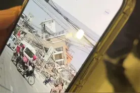 中国救援队紧急驰援缅甸，当地华人送热面包连连致谢：如需翻译，我妹妹可以帮忙图片