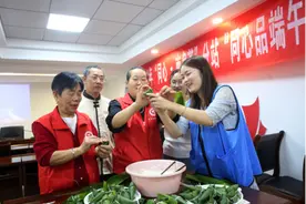 重庆巴南区：“同心·南泉荟”分站联合社区包粽子话佳节图片