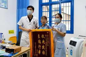 女子气道异物梗阻命悬一线，幸亏他们果断出手图片