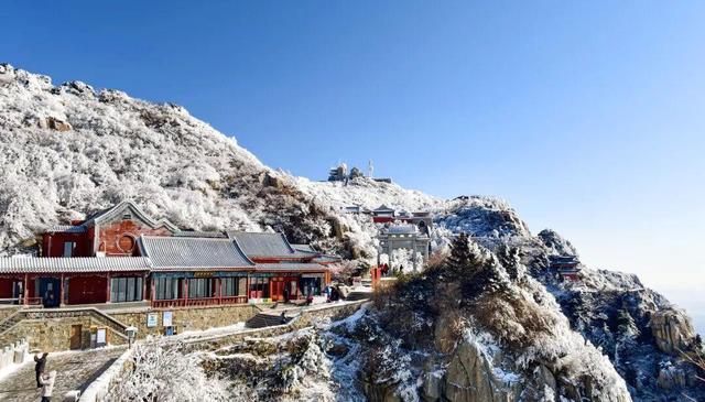 岱宗披霜缟 冰韵醉人间