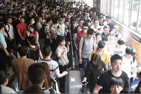 每天80公里，4个小时，连续7年！上海男子极限通勤惊呆网友图片