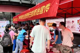 正值白蚁分飞季，成虫倾巢而出的傍晚，记得减少开灯图片