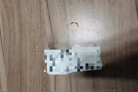 暖心！辅警翻遍垃圾桶帮乘客找回金戒指图片