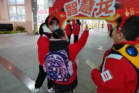 以“龙门”为序 崇仁汉滨小学师生共启新学期图片