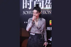 向佐身着马面裙  再现标志性动作！图片