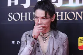 向佐身着马面裙  再现标志性动作！图片