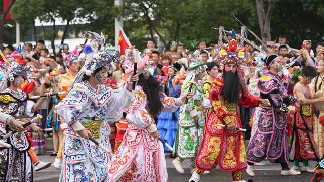“比过年还热闹！”武汉花车巡游吸引十万游客见证“河山锦绣”