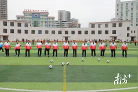 广东长隆梅州五华校园足球三级联赛开幕，52所学校2000多名运动员参赛图片