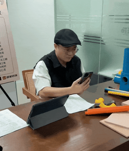 抢到iPhone17的年轻人，学会用舌头给爱豆点赞了