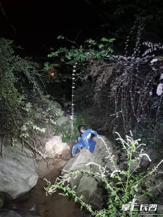 失温驴友在悬崖边呼救“我好冷！”长沙市蓝天救援队星夜驰援