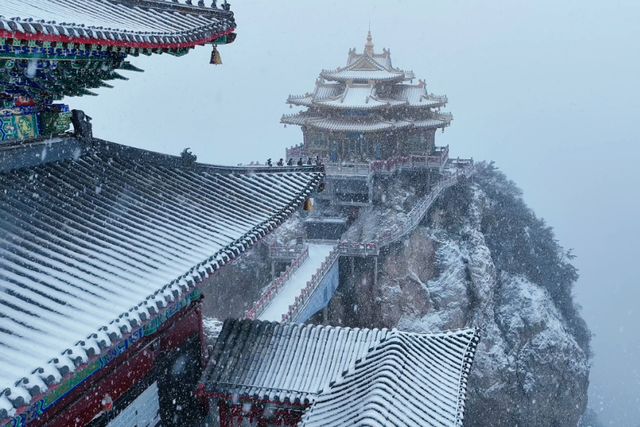 “洛阳怎么一下雪，就封神。”