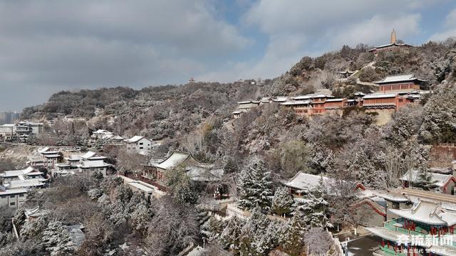 图集丨兰州邂逅今冬首场浪漫雪景