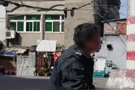 曾照顾4岁男孩的合肥“楼道大叔”去世，孩子父亲：已去老家祭拜，他是孩子的第二个爷爷图片