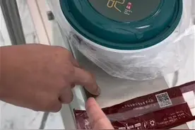女子因外卖不许上楼，站在闸机口吃饭，物业管理还应多从人的需求出发图片