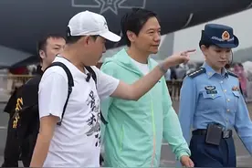 雷军现身珠海航展，并登上运油-20参观，网友：小米飞机要来了？图片