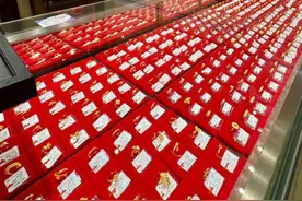 海量财经丨金饰克价突破“四位数” 品牌店“另辟蹊径”宣传金价图片