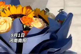 兵哥哥退伍好兄弟手捧鲜花高铁站迎接，这位不会游泳的兵哥哥曾经请假外出办事途中勇救两名落水儿童图片