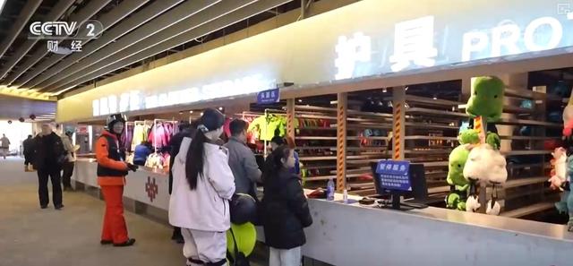 “夜滑”“景+滑”“剧+滑”跨界融合 “一站式”冰雪体验点燃冰雪消费热引擎