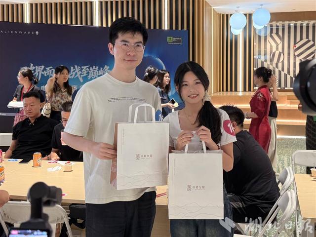三小时“牵手”近十对 武汉举办2025年“我们的节日·七夕”主题文化活动