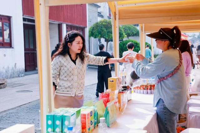 九寨沟县文旅惊艳亮相西塘汉服文化周：“浙里阿坝石榴红，嘉善九寨一家亲”共绘东西协作新图景