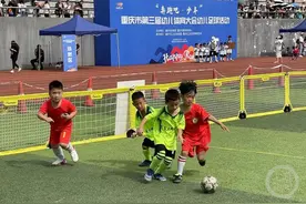 奔跑吧，少年！我市千名萌娃角逐绿茵场图片