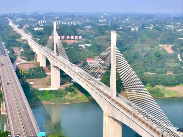 桥隧通南北·客货畅山海