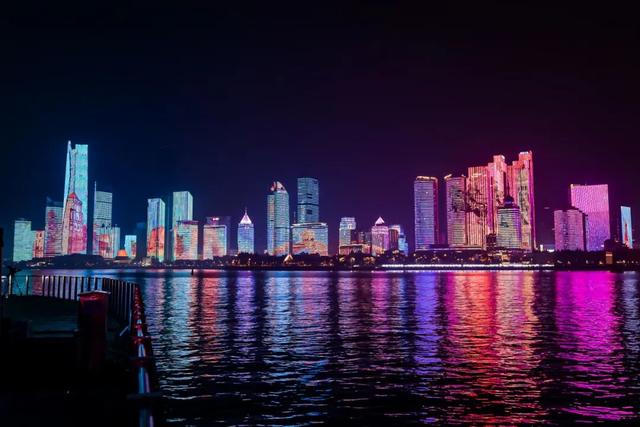 霓虹初上时，看见夜青岛的AB面~