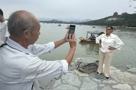 爱帮游客拍照，颐和园有位热心的“别动大爷”图片