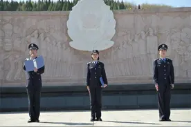 缅怀公安英烈 同上“场馆里的思政课”  ——山东警察学院联合大中小学开展思政实践活动图片