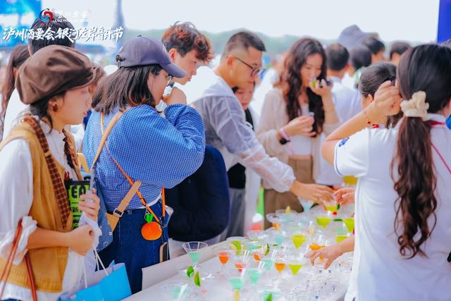 15万乐迷“微醺”散场 送给泸州“新绰号”：浪漫疯子｜封面深镜