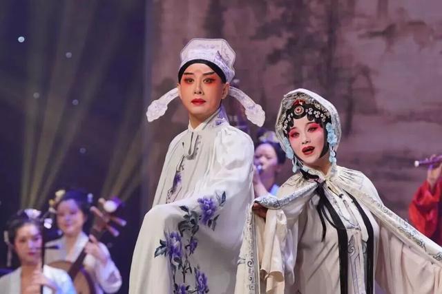 最热闹的戏配最火红的叶，本周末不来栖霞山血亏！