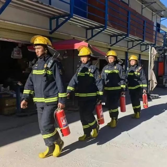您的诗与远方，他们都始终在场——致敬国庆里的阿坝守护色