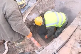 供热管道突发故障 抢修人员立即行动开展抢修作业图片