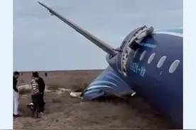 最新！哈萨克斯坦空难幸存者：降落前发生了爆炸，机舱内到处都是碎片！事故生还人数上升至32人图片