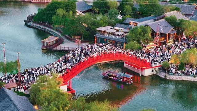 开封清明上河园将对以下人群免费一个月