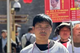 “棉花糖爸爸”确认找到失散19年女儿，曾一边卖棉花糖一边开面包车找女儿图片