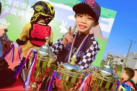 兑现天赋，为爱发电！一位8岁自由式小轮车手的追梦之旅图片