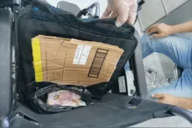 男子利用轮椅藏匿1万英镑现钞出境被查！海关：携带现钞超过这个数需申报图片