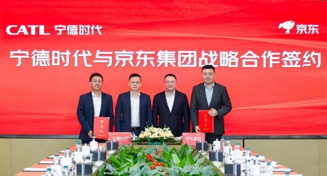 刘强东拿下大单，奶茶妹妹惊艳现身，京东要起飞了