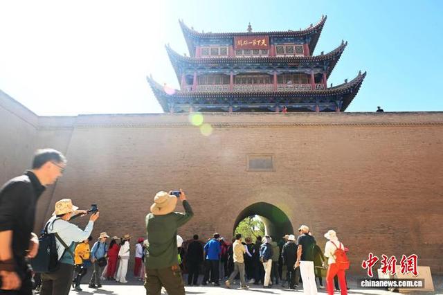 嘉峪关关城文物景区吸引游客