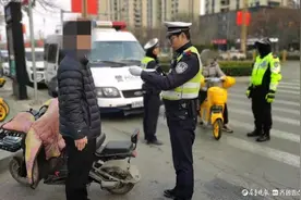 宣传教育与整治相结合，聊城开发区交警扎实开展戴头盔劝导工作图片