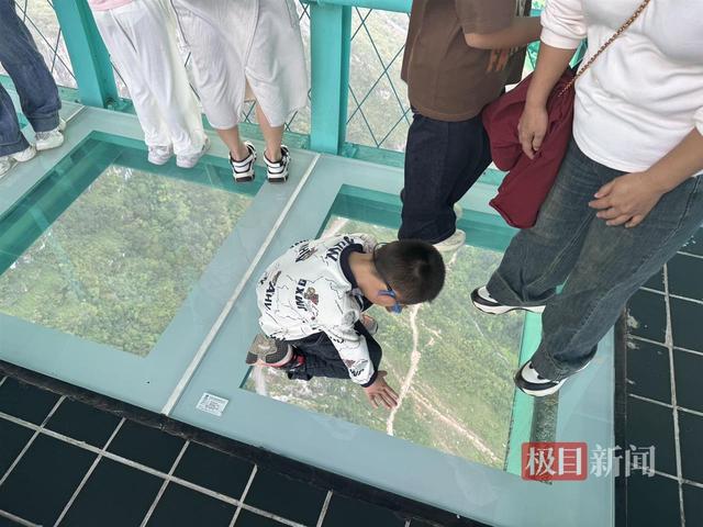 “世界第一”花江峡谷大桥成顶流景点，有游客带90岁外公来体验，老人走600米高玻璃廊桥不恐高